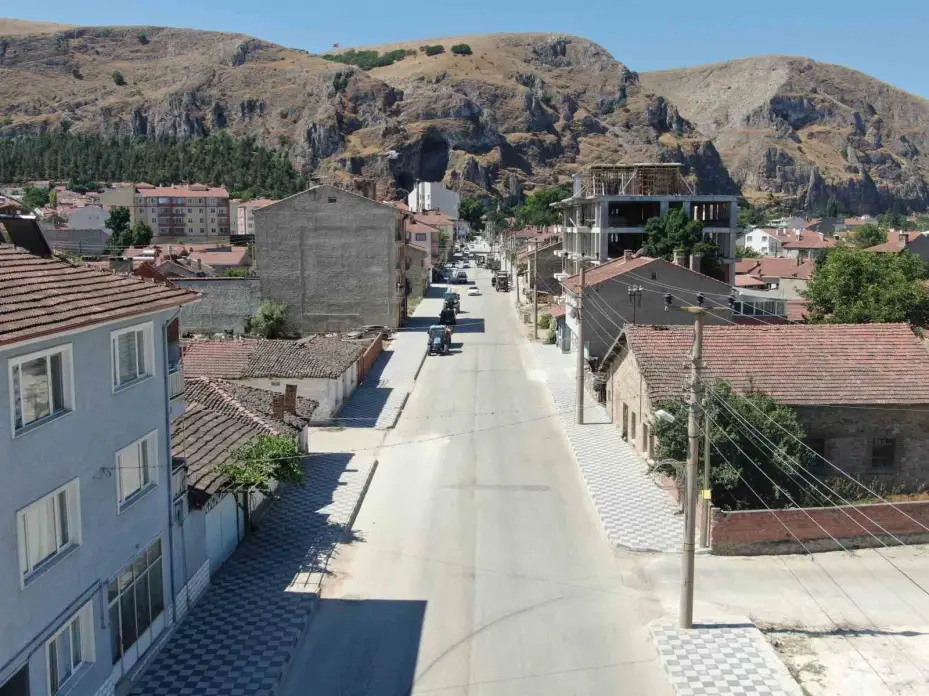 Mustafa Kemal Caddesi’nde kaldırım çalışmaları tamamlandı