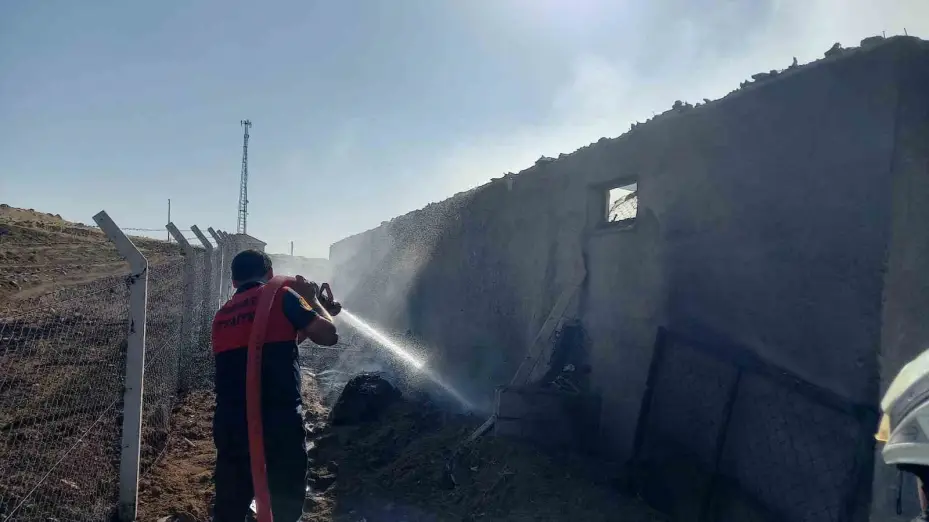 Yozgat’ta yangında inşaat malzemeleri kullanılamaz hale geldi