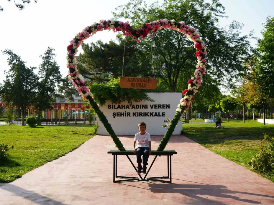 Termometreler 40 dereceyi gösterdi, vatandaşlar gölgeliklerde vakit geçirdi