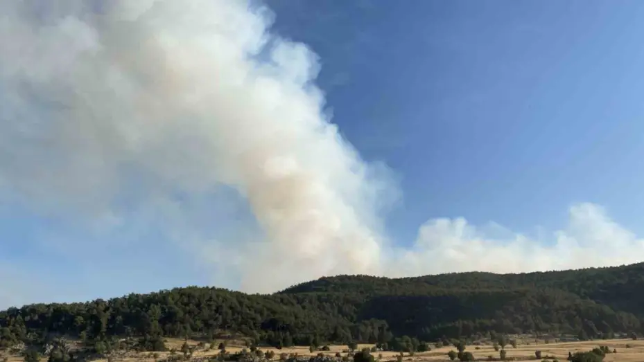 Eskişehir’de yangına müdahale eden itfaiye eri dumandan etkilendi