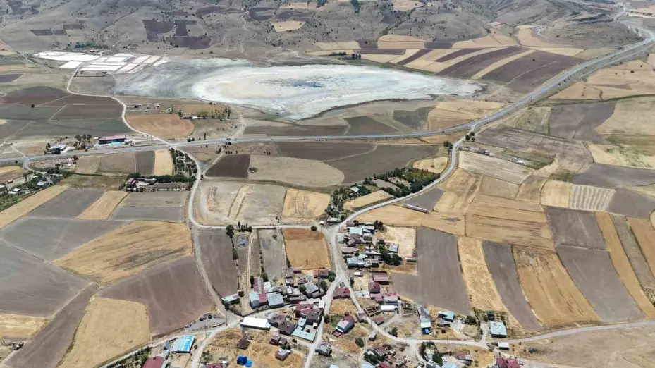 Sıcak havalar sonrası Bingöl Gölü kurudu, kuş sesleri yerini sessizliğe bıraktı