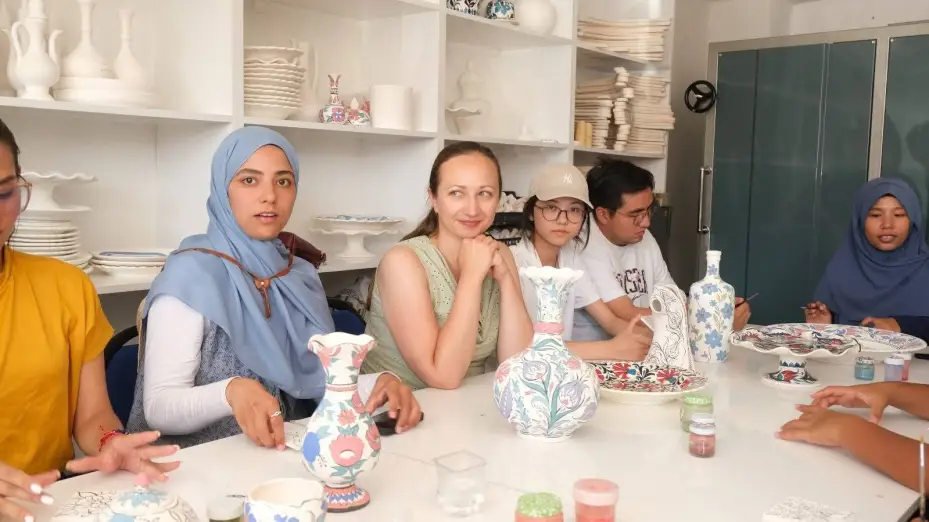 Yabancı öğrenciler Sorgun’da çini atölyesini gezdi