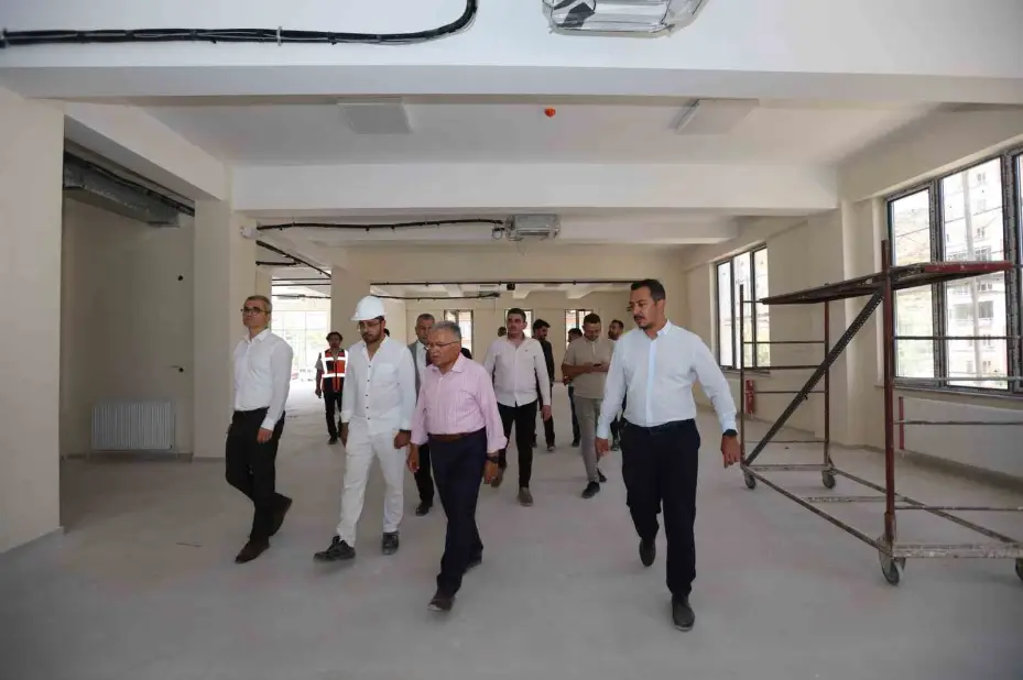 Altınoluk Sosyal Yaşam Merkezi’ni inceleyen Başkan Büyükkılıç’tan ‘eser ve hizmet siyaseti’ vurgusu
