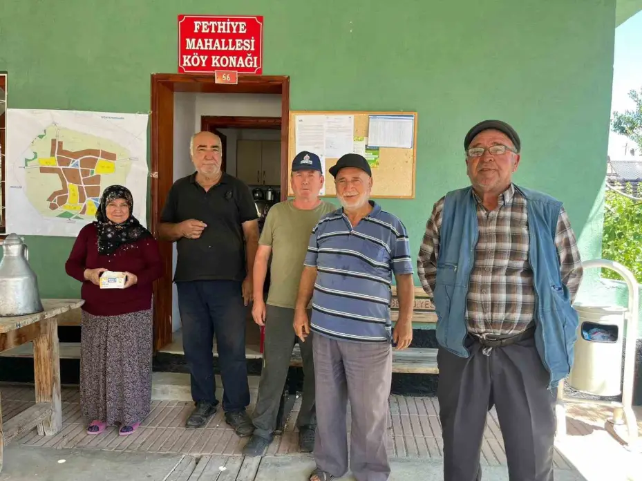 Köylüler yangın için seferber olan ekiplere yiyecek ve içecek ikram ediyor