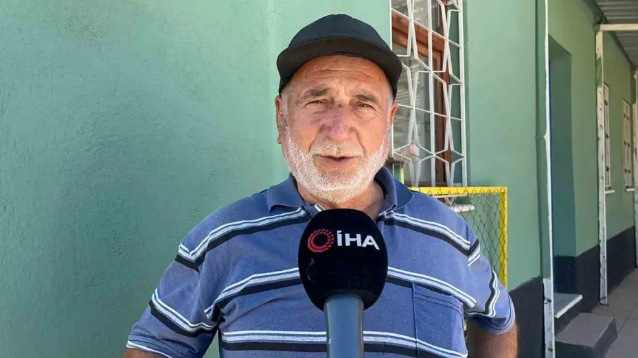 Köylüler yangın için seferber olan ekiplere yiyecek ve içecek ikram ediyor
