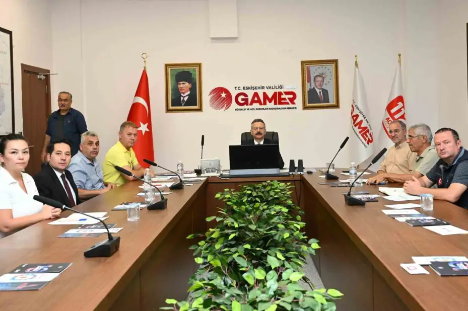Vali Aksoy, yangınla ilgili gelişmeleri koordinasyon merkezinden takip ediyor