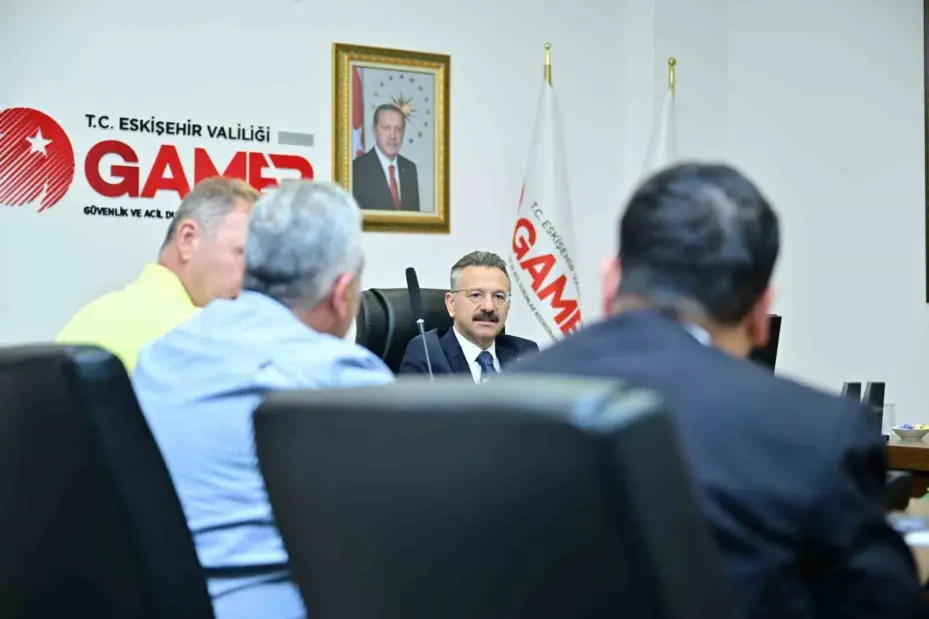 Vali Aksoy, yangınla ilgili gelişmeleri koordinasyon merkezinden takip ediyor