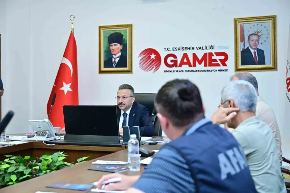 Vali Aksoy, yangınla ilgili gelişmeleri koordinasyon merkezinden takip ediyor