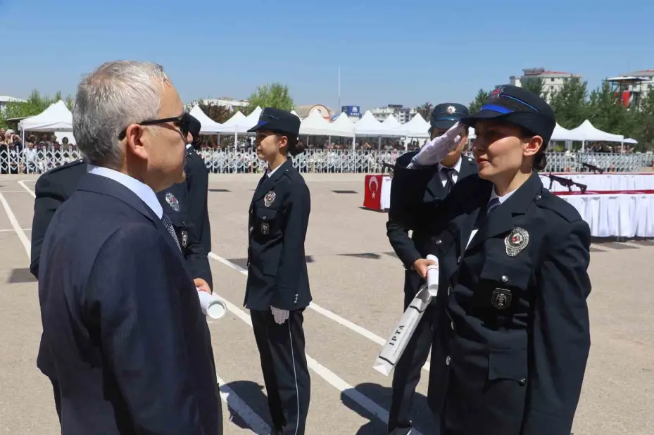 Şehit babasının izinden gitti, o da bugün mezun oldu