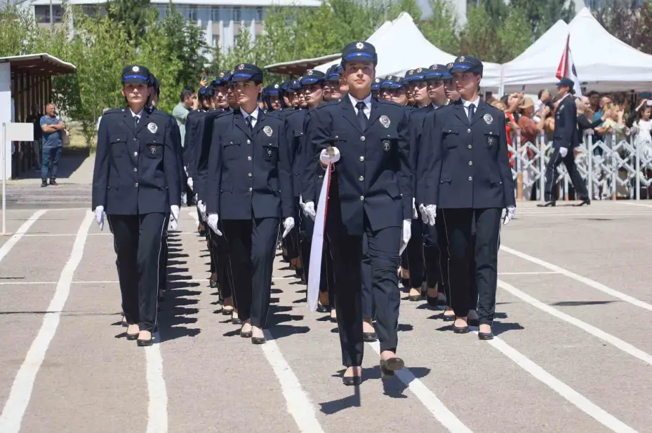 Şehit babasının izinden gitti, o da bugün mezun oldu