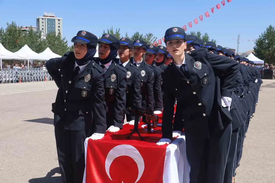 Şehit babasının izinden gitti, o da bugün mezun oldu