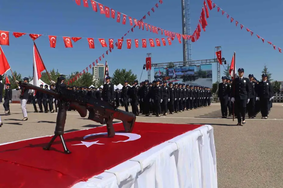 Şehit babasının izinden gitti, o da bugün mezun oldu