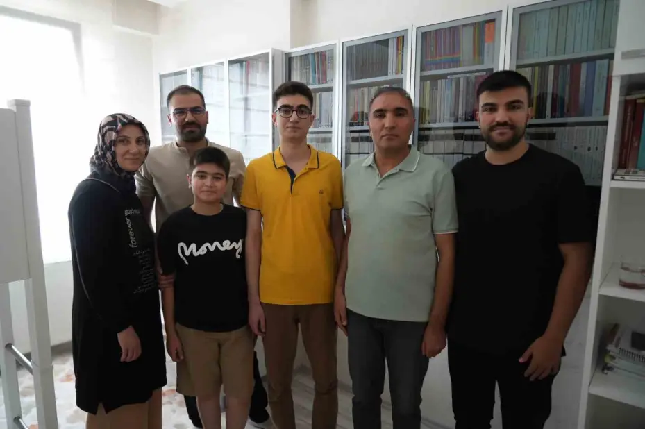 Telefonu bıraktı, planlı çalıştı: YKS’de derece elde etti