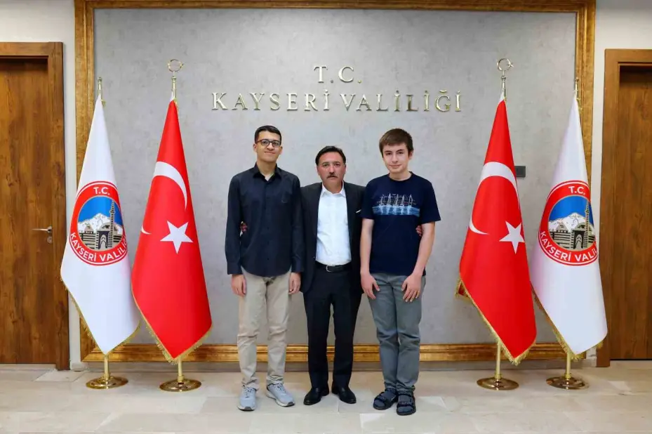 Vali Çiçek, YKS’de dereceye giren öğrencileri makamında kabul etti