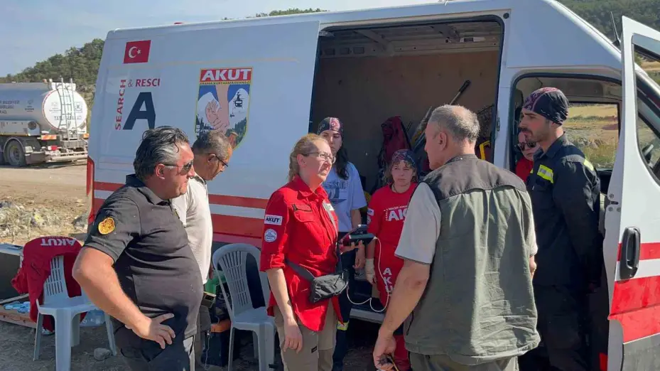 Alevlerin ortasında kalan ekipler mağaraya sığındı