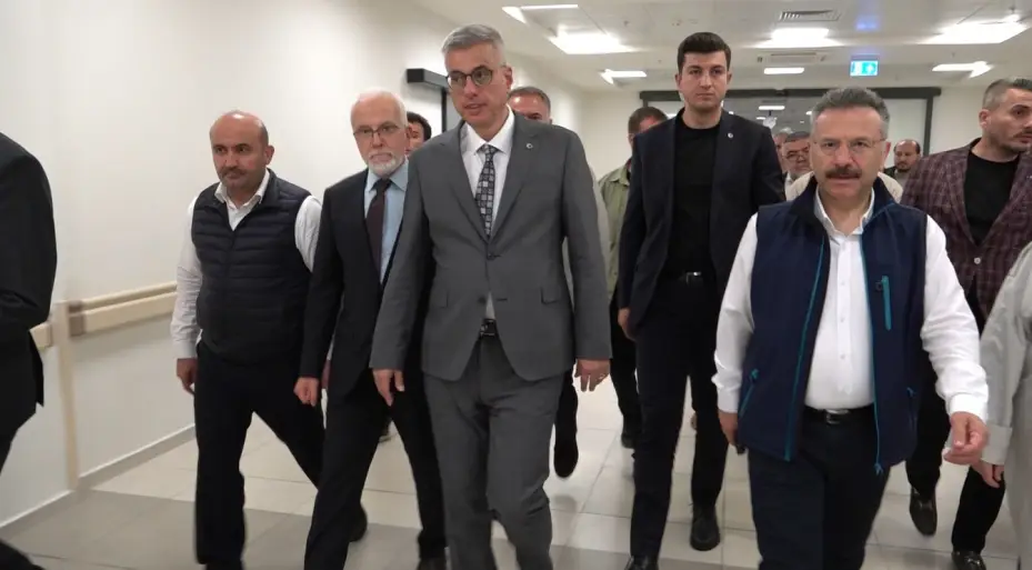 Bakan Memişoğlu, Eskişehir’de tedavi gören yaralı orman işçisini ziyaret etti