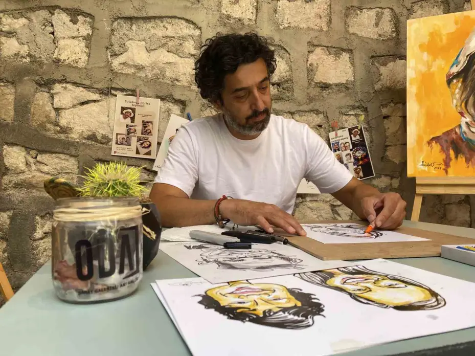 (ÖZEL) İşitme engelli sanatçı duygularını resimlerle ifade ediyor