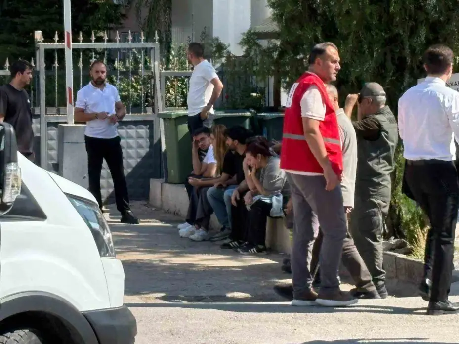 Adli Tıp önünde ailelerin acı bekleyişi sürüyor