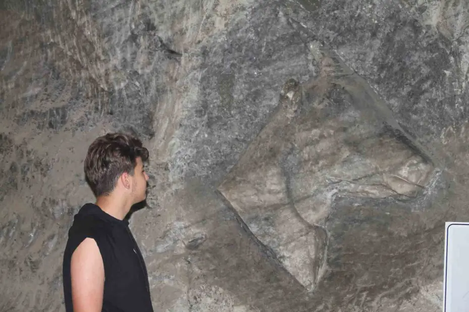 Termometreler 40 dereceyi aştı: Vatandaşlar, serinlemek için yerin 150 metre altına iniyor