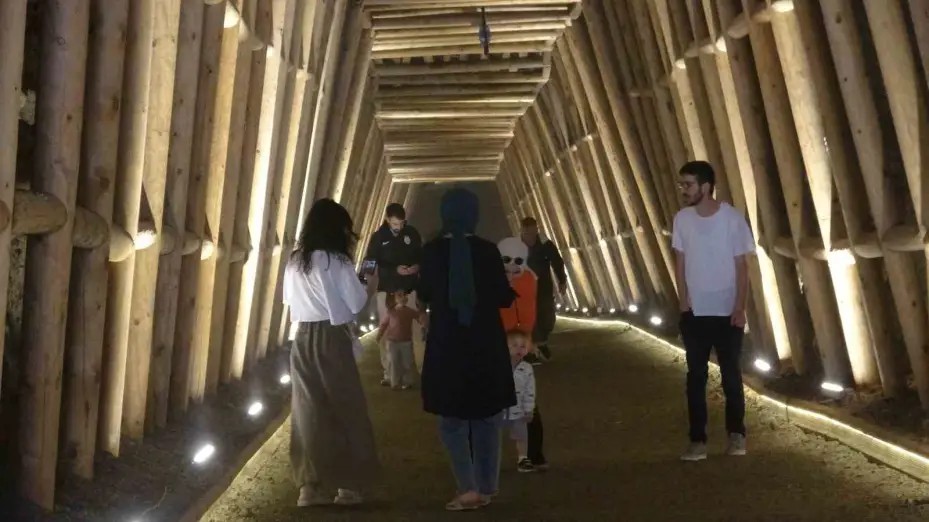 Termometreler 40 dereceyi aştı: Vatandaşlar, serinlemek için yerin 150 metre altına iniyor