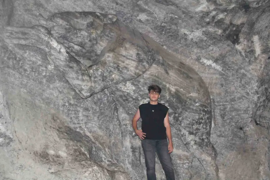 Termometreler 40 dereceyi aştı: Vatandaşlar, serinlemek için yerin 150 metre altına iniyor