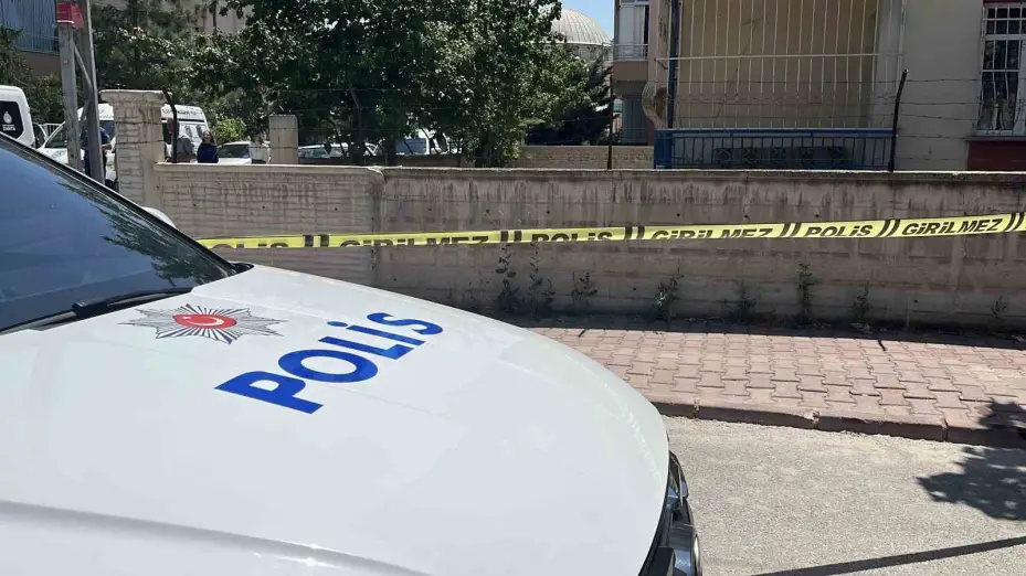 Boşanma aşamasındaki eşini bıçakladı
