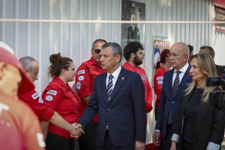 CHP Genel Başkanı Özel’den AKUT’a taziye ziyareti