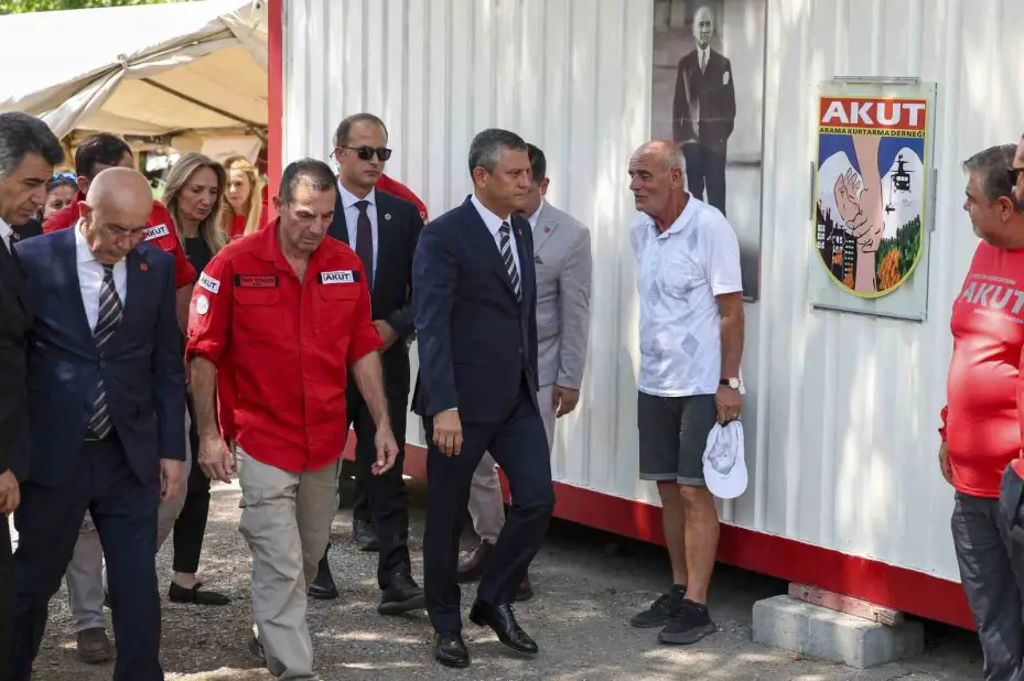 CHP Genel Başkanı Özel’den AKUT’a taziye ziyareti