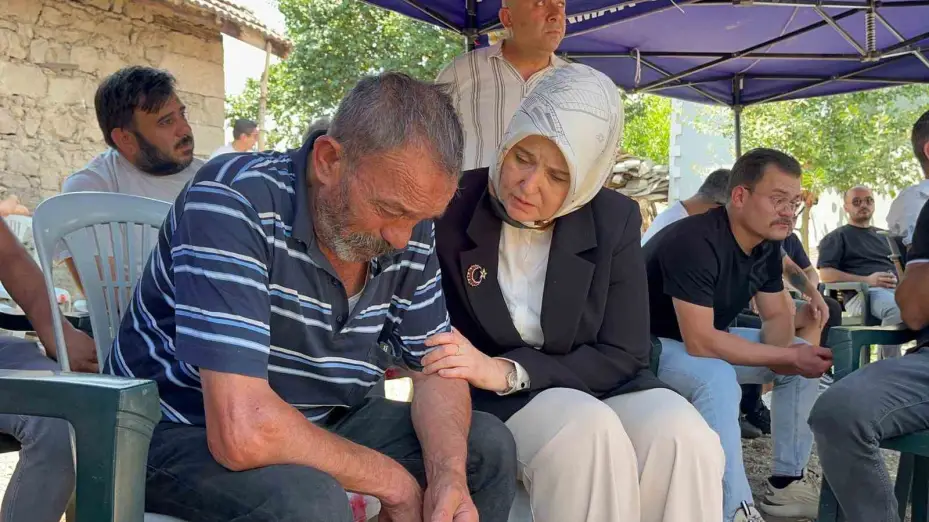 Bakan Yardımcısı Yenigün, şehidin babasına ve eşine başsağlığı diledi