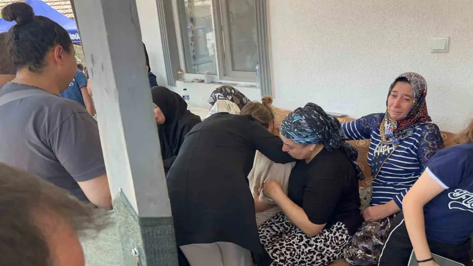 Bakan Yardımcısı Yenigün, şehidin babasına ve eşine başsağlığı diledi