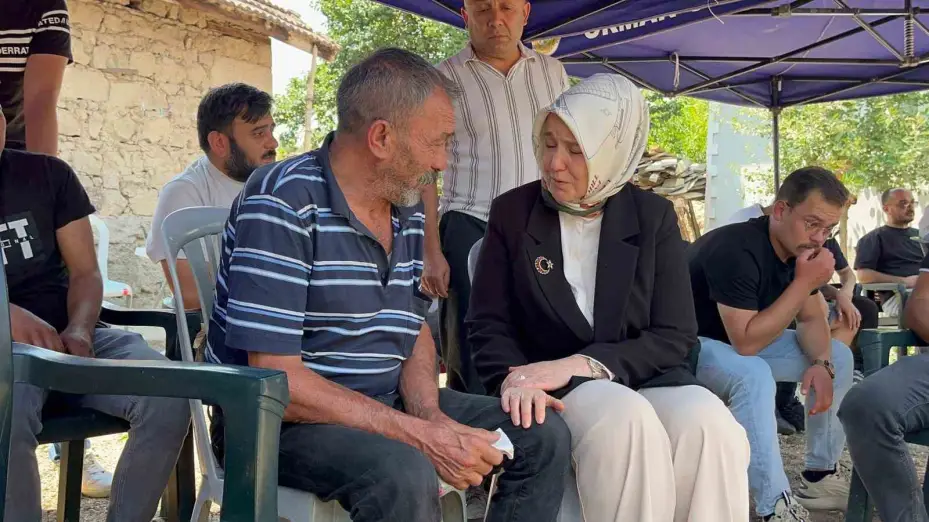 Bakan Yardımcısı Yenigün, şehidin babasına ve eşine başsağlığı diledi