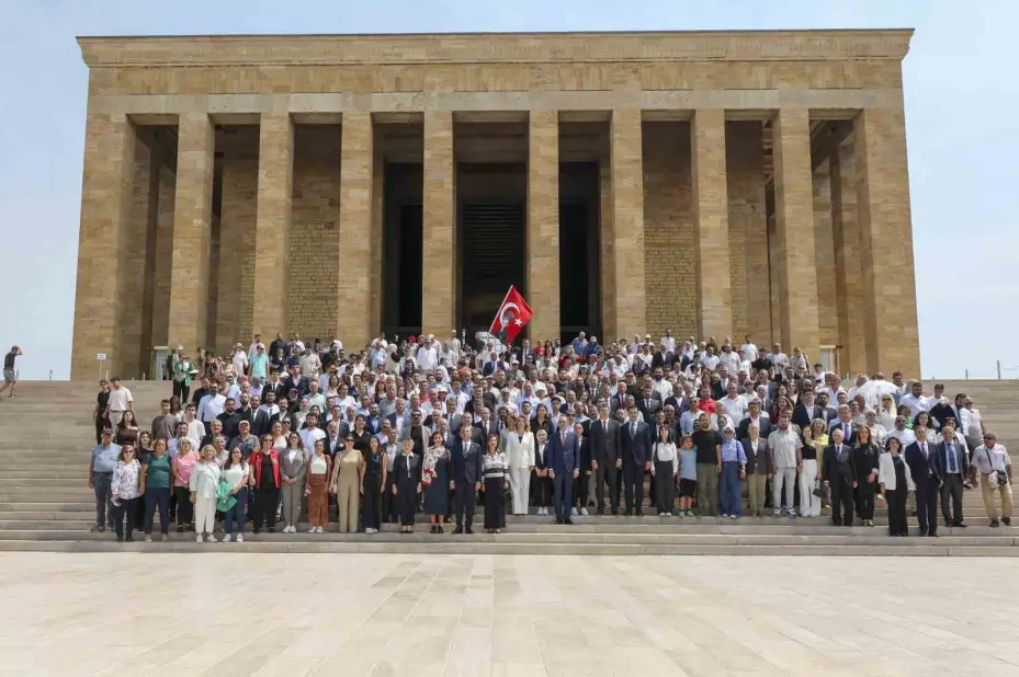 CHP Genel Başkanı Özel, Lozan Antlaşması’nın 102’nci yıldönümünde Anıtkabir’i ziyaret etti