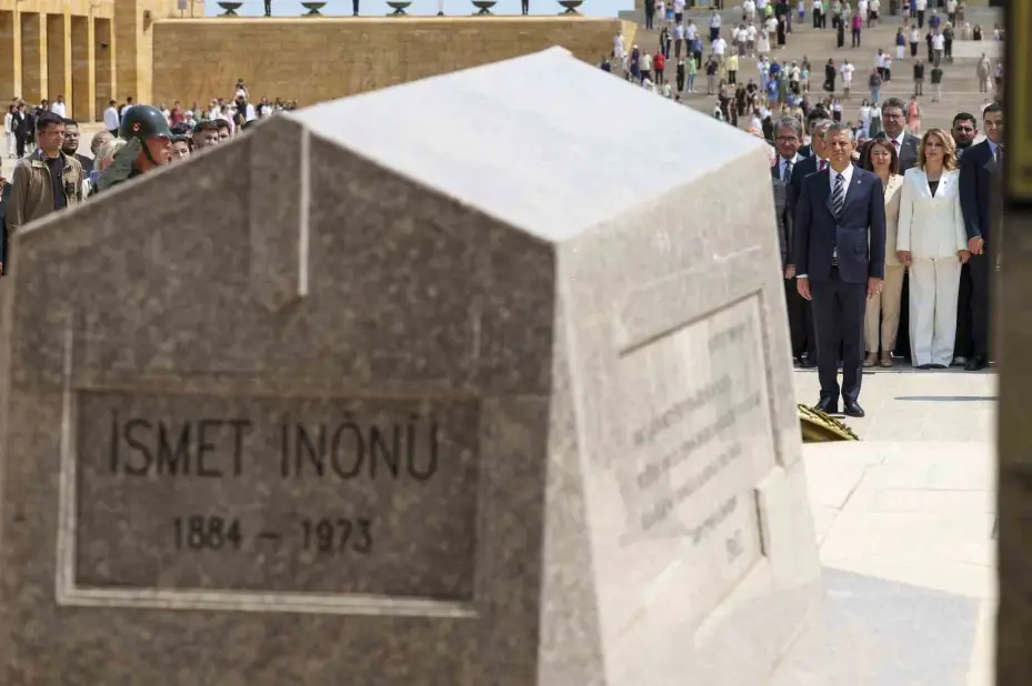 CHP Genel Başkanı Özel, Lozan Antlaşması’nın 102’nci yıldönümünde Anıtkabir’i ziyaret etti