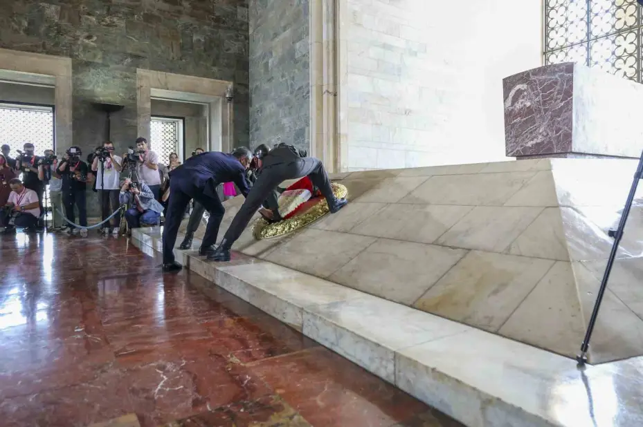 CHP Genel Başkanı Özel, Lozan Antlaşması’nın 102’nci yıldönümünde Anıtkabir’i ziyaret etti