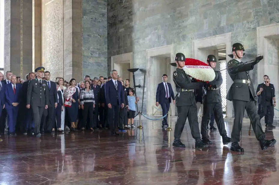 CHP Genel Başkanı Özel, Lozan Antlaşması’nın 102’nci yıldönümünde Anıtkabir’i ziyaret etti