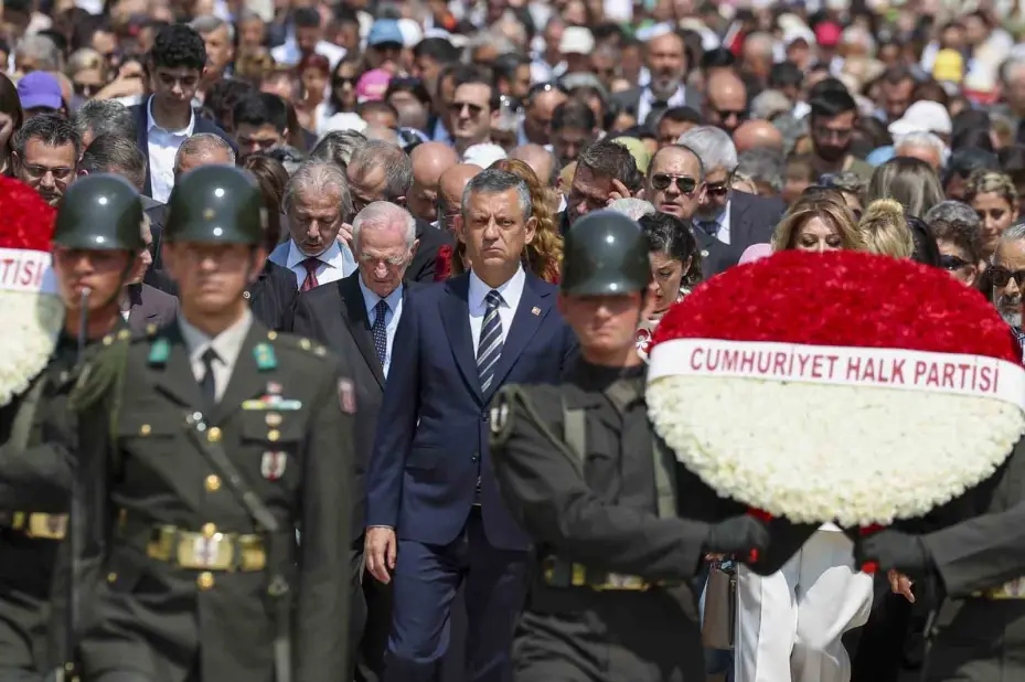 CHP Genel Başkanı Özel, Lozan Antlaşması’nın 102’nci yıldönümünde Anıtkabir’i ziyaret etti