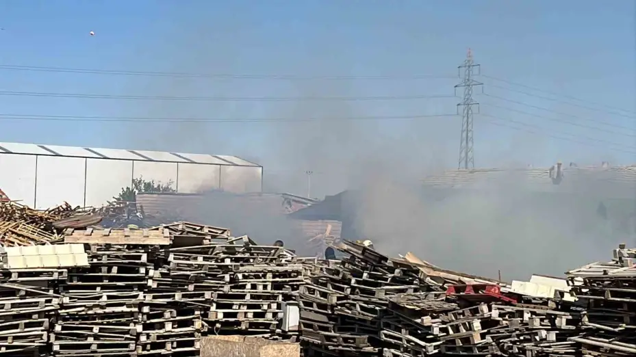 Konya’da iş yerinde çıkan yangın bahçedeki tahta paletlere sıçradı