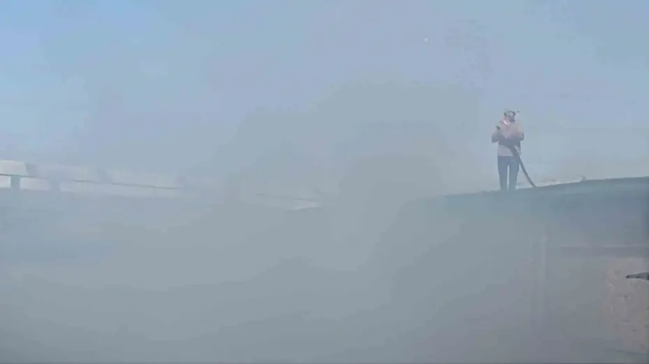 Konya’da iş yerinde çıkan yangın bahçedeki tahta paletlere sıçradı