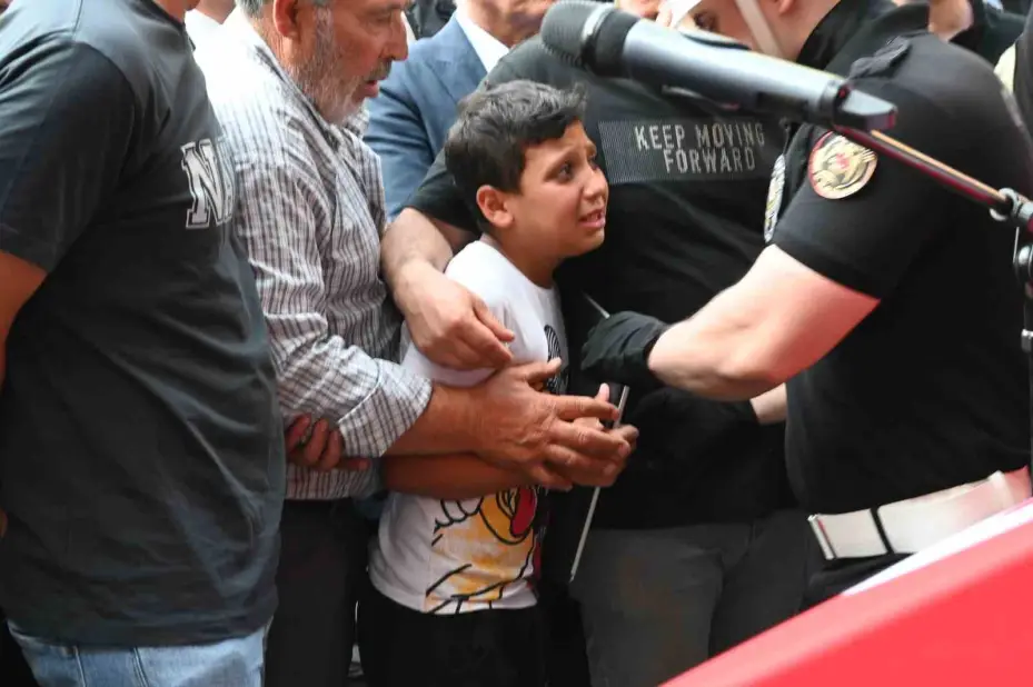 Yangın şehidinin oğlu "Baba, ben sensiz ne yapacağım?" diye feryat etti