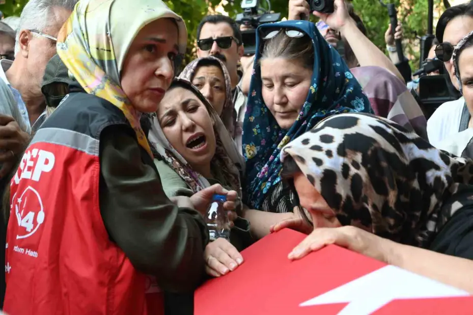 Yangın şehidinin oğlu "Baba, ben sensiz ne yapacağım?" diye feryat etti
