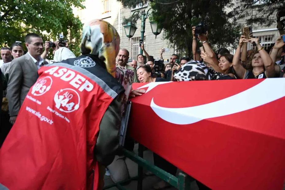 Yangın şehidinin oğlu "Baba, ben sensiz ne yapacağım?" diye feryat etti