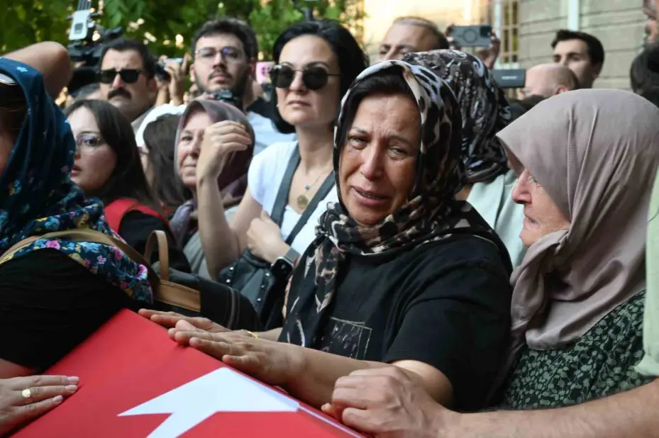 Yangın şehidinin oğlu "Baba, ben sensiz ne yapacağım?" diye feryat etti