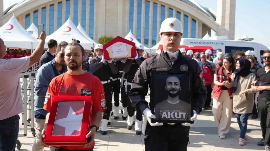 Eskişehir’de orman yangınında şehit olan 5 AKUT gönüllüsü Ankara’da son yolculuğuna uğurlandı