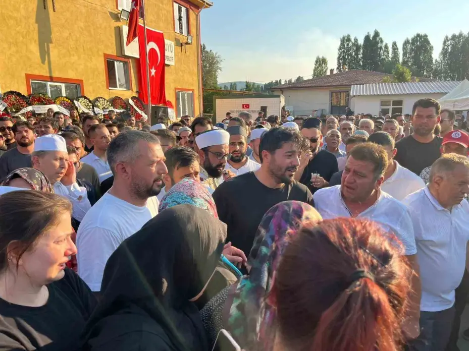 Yangın şehidi Tolunay Kocaman gözyaşları içinde son yolculuğuna uğurlandı