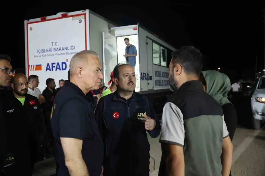 AFAD: "Yangınlara karşı mücadele kapsamında 4 bin 231 personel, 45 hava aracı ve bin 236 kara aracı görev yapmaktadır"