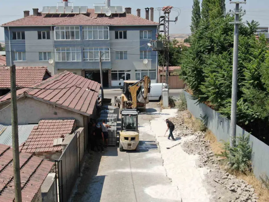 Oklubalı Mahallesi’nde kilitli taş döşeme çalışmaları sürüyor