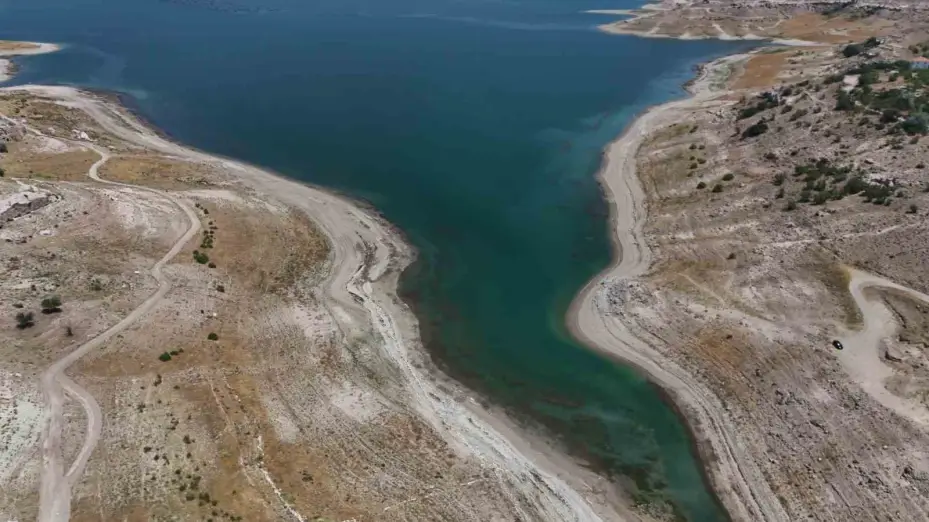 Yamula Barajı’nda sular çekildi, eski mahalle ortaya çıktı