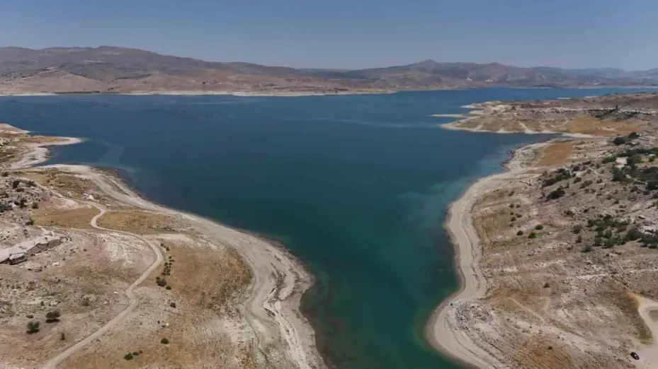 Yamula Barajı’nda sular çekildi, eski mahalle ortaya çıktı