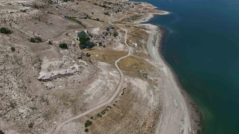 Yamula Barajı’nda sular çekildi, eski mahalle ortaya çıktı