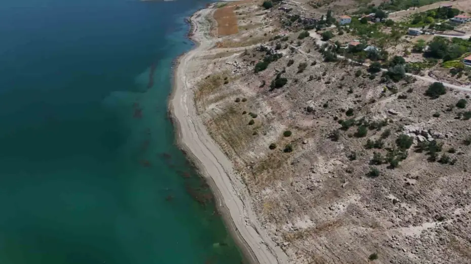 Yamula Barajı’nda sular çekildi, eski mahalle ortaya çıktı
